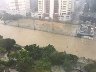傑志中心幾個足球場被泥黃色河水完全淹沒，變成「黃河」。