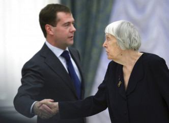 阿列克谢耶娃曾经与俄罗斯总理握手。AP