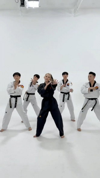 SOMI著住跆拳道服裝同組合K-Tigers Zero齊齊Cover新歌。