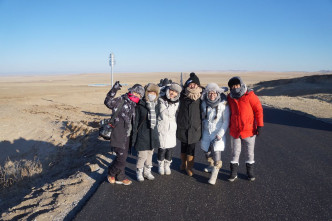 法拉与团队在内蒙古草原合照。