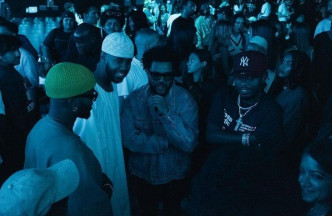 The Weeknd与好友在企位睇演唱会。