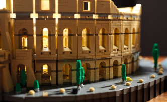 「罗马竞技场」套组还有周围环境的底座。LEGO