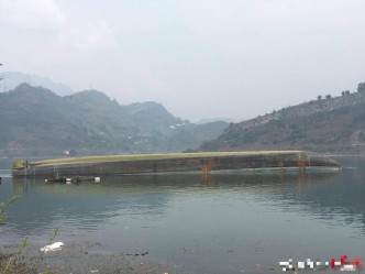 四川運沙船「江運2號」在雲南金沙江傾覆，據稱，船上共有6人，其中3人逃生，另有3人失踪。微博圖片
