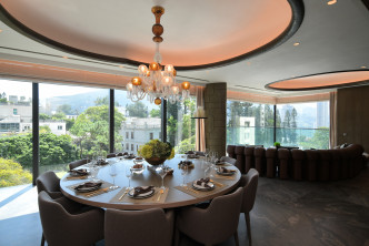 饭厅缀以法国水晶琥珀吊灯，尽显气派。（3及5楼A室复式）