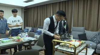 《中國好聲音》一眾台前幕後為霆鋒慶祝４０歲生日。