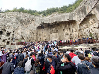 河南洛陽龍門石窟，遊人眾多。（網圖）