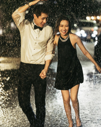 陈菀澄与老公在雨中拍摄婚照。