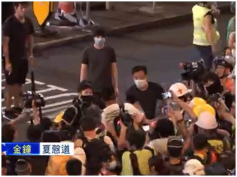 白衣男子被示威者包围。Now新闻截图
