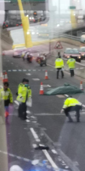 警方调查期间，发现了路面有一些撞毁汽车的零件，相信是将老翁撞倒后遗下。网民Alan Chan‎/ fb群组「香港交通突发报料区」
