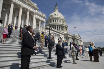 美國眾議院多名民主黨人在會議後見傳媒發表講話。 AP