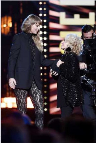 Taylor Swift唱出Carole King的名曲，向對方致敬。