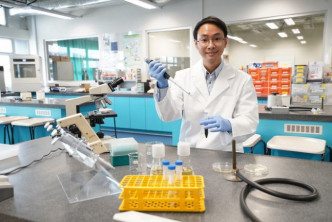 陈俊邦在研发纳米抗菌涂层的应用方法时，活用于IVE所学的微生物学知识。VTC提供图片
