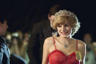 英國新世代演員Emma Corrin在劇集《王冠》飾演「戴安娜王妃」。