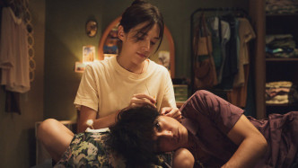 许玮甯和邱泽主演的电影《当男人恋爱时》在台大收2.6亿元(约7千1百万港币)。