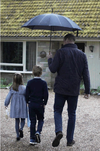 凱特拍攝威廉與喬治及夏洛特公主在雨中同行。ig