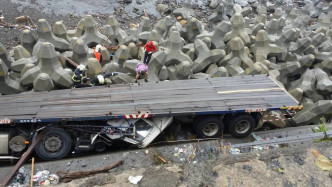 拖车跌落滨海公路司机命危。网上图片