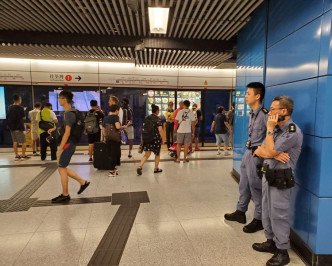 地铁保安员在月台守候观察情况。