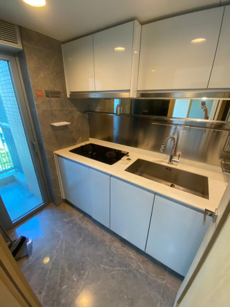 厨房设有白色组合柜，收纳空间多。