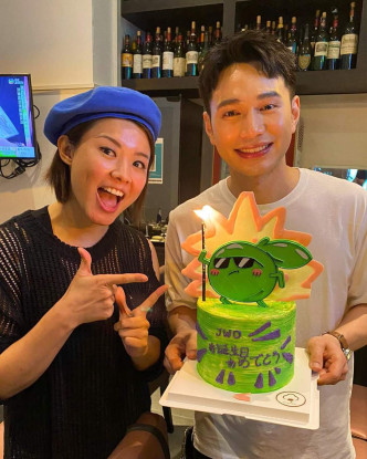 王梓轩喺录影节目期间获郑嘉嘉送上精心设计嘅蛋糕贺寿。