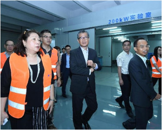 陳茂波（前排右二）考察一間從事研發空調工程產品的港資公司。圖:政府新聞處