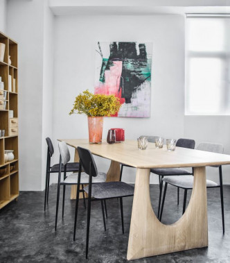 Geometric餐桌取材自可持續來源的歐洲白橡木。