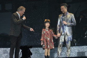 郑中基与父亲郑东汉和囡囡郑梓乔上演三代同堂温馨合唱。