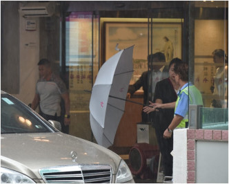 郭炳联约下午1时40分离开港岛港安医院。