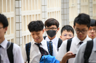 喇沙仔戴口罩返學抗議《禁蒙面法》。