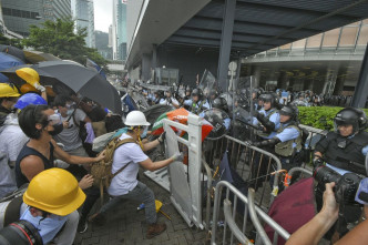 示威者与警方对峙。资料图片