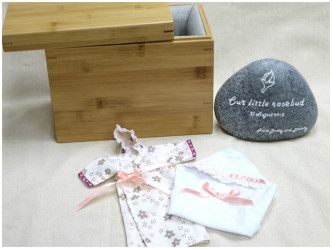 供存放胎兒遺骸的可分解竹製容器、供流產胎穿用之天使袍及紀念卵石碑。