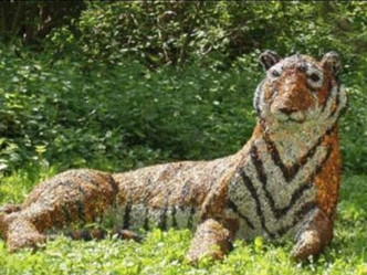 英居民惊见老虎入侵村落，十警员到场后发现老虎只是雕塑。网图