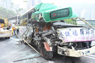 小巴與工程車相撞。