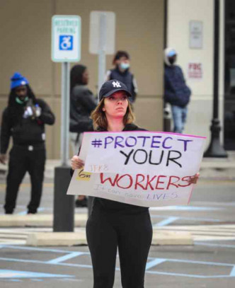 有市民举起标语要求政府关注工人安全。AP
