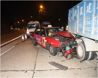 的士撞鐵欄後再撼泥頭車。丁志雄攝