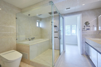 套厕为酒店式设计，配有双洗手盘、浴缸及企缸。