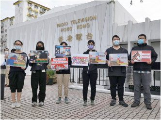 穿上黑衣的港台工会代表带同标语请愿。