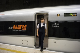 何碧琛是高鐵列車女將，回想培訓期間初次駕駛高鐵往返深圳、廣州，體驗尤其難忘。