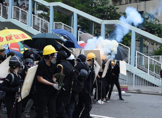 警方在安乐路及泰祥街一带持续施放催泪烟。