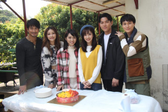 今日27岁生日的何依婷（右三）获剧组送上蛋糕祝贺。