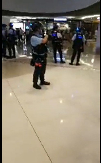 警員進入PopCorn 商場內戒備。網民Hacken Tse 影片截圖