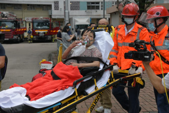 妇人获救送院。本报记者