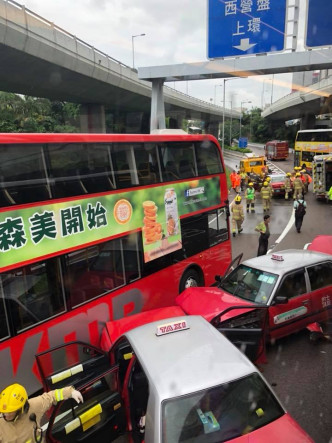 西隧港島出口6車相撞。網民Calvin Cheng圖片