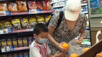 去到超市，Nathan好乖咁幫媽咪揀橙。