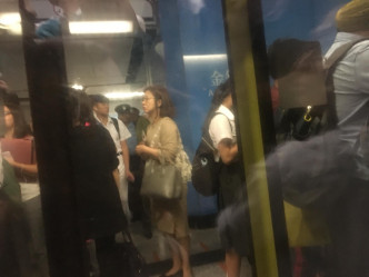 大量乘客逼滿港鐵多個車站月台。