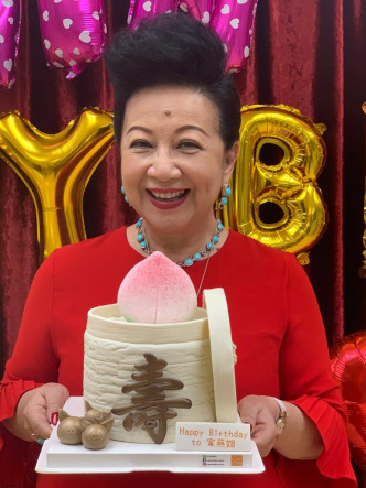 神秘慶生

本周一家燕姐正日生日，工作人員在家燕媽媽藝術中心為壽星搞咗個得幾個人的神秘生日會。