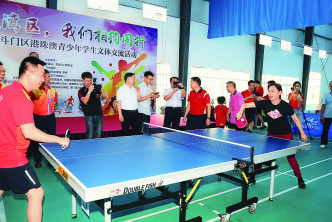 「文化共融」—18年Cally在珠海斗門文體交流活動上，與同是斗門鄉親的香港乒乓球女子隊主教練李靜一起打球。