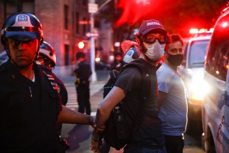 紐約警方拘捕大批示威者。AP資料圖片