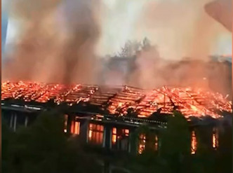 湘西政府辦公大樓樓頂起火。影片截圖