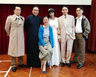 王安憶（左3）到香港觀看粵語版《長恨歌》總綵排，給予意見指導。