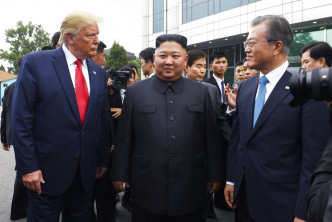 特朗普、金正恩其后与南韩总统文在寅一齐站著交谈。AP图片